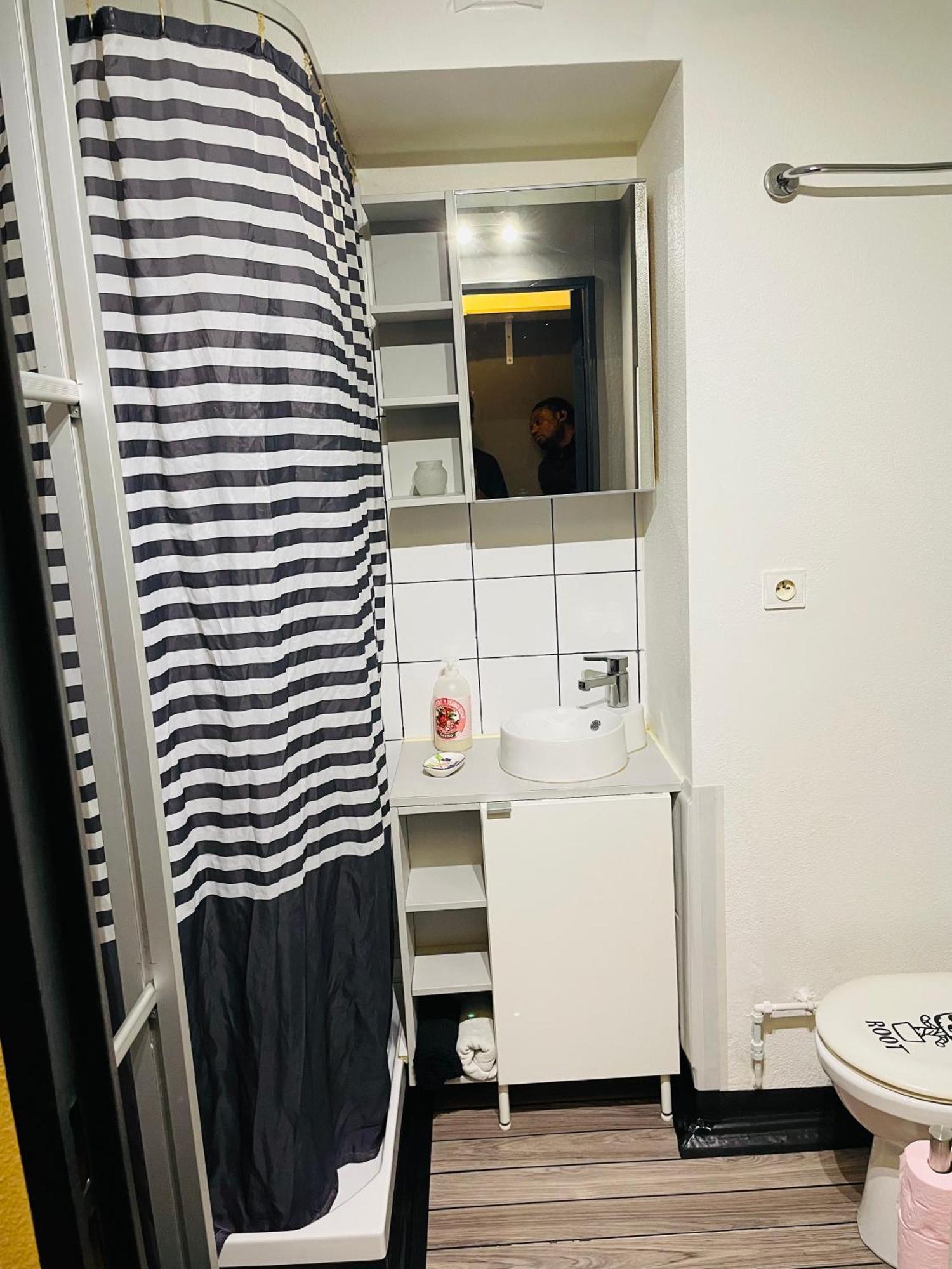 Comfortable Studio In クリシー エクステリア 写真