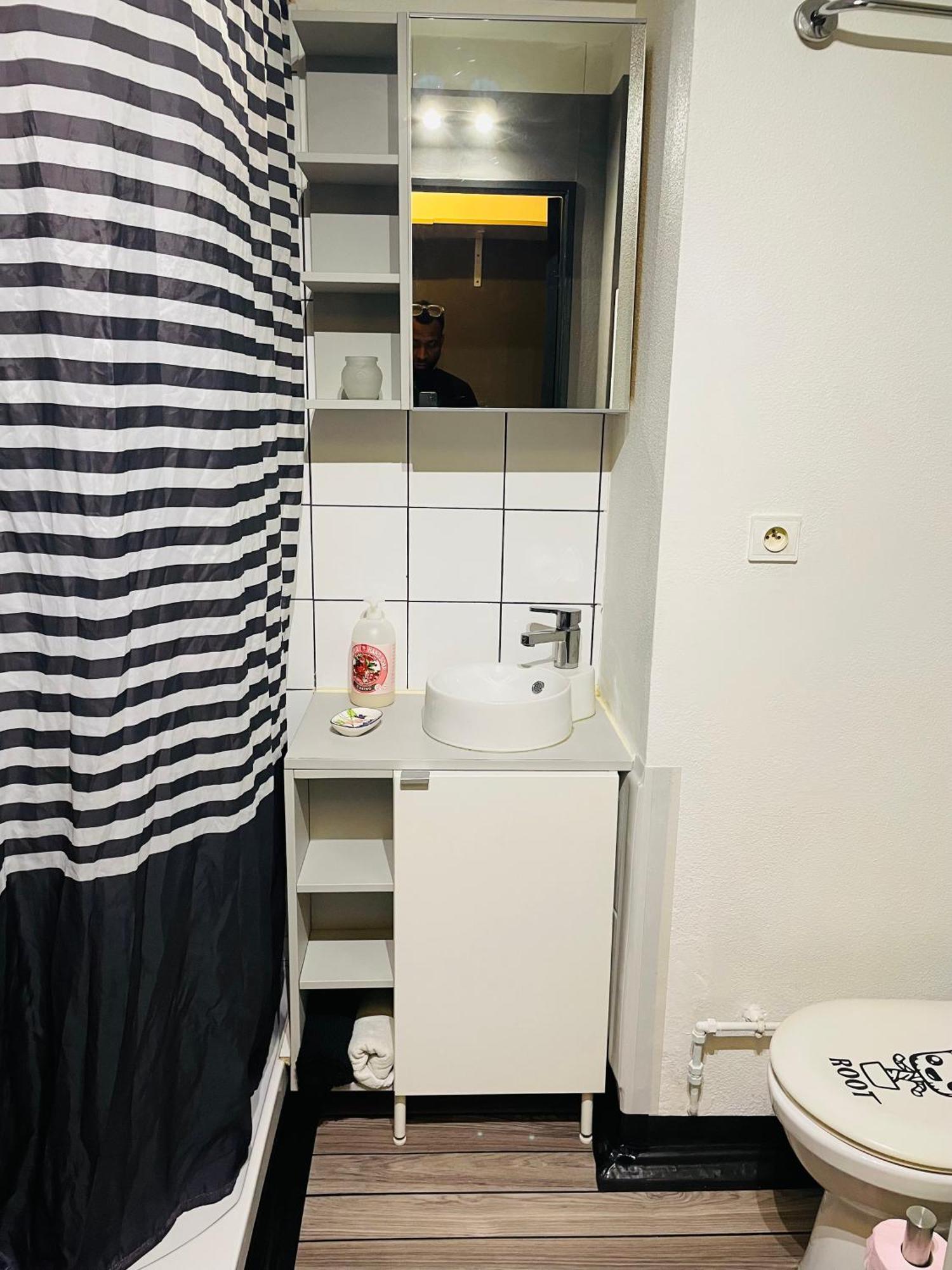 Comfortable Studio In クリシー エクステリア 写真